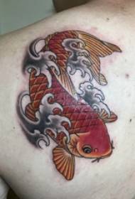 纹身红鲤鱼 男生后背上彩色的鲤鱼纹身图片