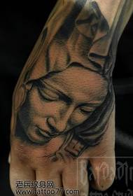 Patrón de tatuaxe de retrato virxe apoiado a man