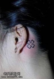 wzór tatuażu czterolistna koniczyna totem do ucha