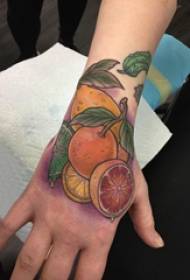 mani colorate per ragazzi tatuate dipinte sul retro dell'immagine del tatuaggio
