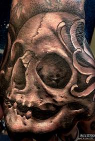 Spettacolo di tatuaggi in la parte posteriore di un tatuatu di a mano sul dorso di un tatuatu