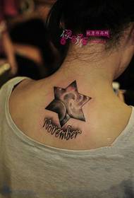efter den stjärnstjärniga fempunkta stjärnatecknen med tatuering på halsen