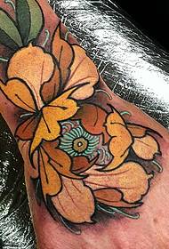 hand-back traditionele kleuren chrysant tattoo-patroon