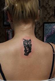 ຄໍຂອງເດັກຍິງສາມາດເຫັນໄດ້ໂດຍການເບິ່ງຮູບແບບຂອງຮູບແບບ tattoo tattoo