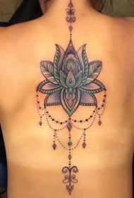 Красива квітка для дівчини на спині на задньому відділі хребта Татуювання візерунком