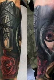 rankos paslaptingos akys ir rožių miško tatuiruotės modelis