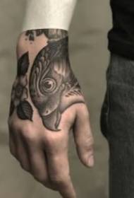 moi na parte de atrás da man Conxel fresco de imaxes de tatuaxe Apreciación
