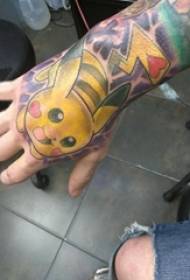 nois del tatuatge de la mà Imatges de tatuatges de Pikachu de colors a la part posterior de la mà