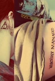 tatuaxe gráfica única detrás do oído feminino