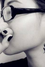 foto di tatuaggio di totem sexy bellissimo collo di ragazza pura pura