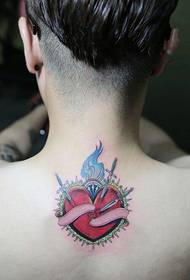 Меч прободе црвена срцето мода тетоважа на задниот дел на вратот