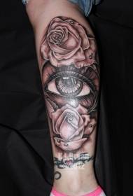 olhos tristes realistas realistas de bezerro e padrão de tatuagem de flor