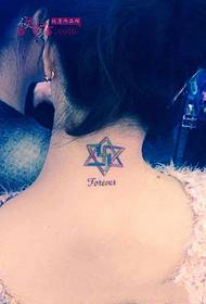 krāsainas sešstūrainas zvaigznes muguras kakla tetovējuma attēls