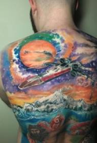 ragazzi sul retro dipinti su un grande paesaggio e immagini di tatuaggi cosmici