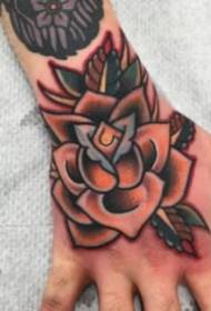foto tatuaggio fiore stile fullschool con le mani sul retro
