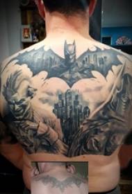 back tattoo ຊາຍຊາຍຢູ່ດ້ານຫຼັງຂອງຮູບພາບ tattoo ລັກສະນະ hero ສີ ດຳ