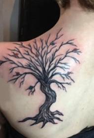 ragazza tatuaggio posteriore sul retro della foto tatuaggio grande albero nero