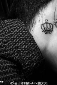 malý koruna tetování vzor za uchem