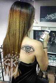 modello di tatuaggio occhio spalla realistico