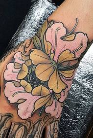 modello del tatuaggio del crisantemo dipinto scuola di ritorno a mano