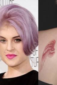Američka tetovaža zvijezda Kelly Osborne na poleđini naslikane slike tetovaže krila