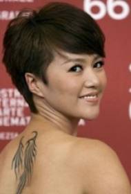 Kiinalainen tatuointi Star Tan Vivi mustien siipien tatuointikuvan takana