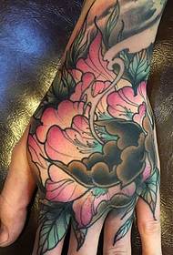 pokrývající zadní část ruky různými barvami tetování tetování