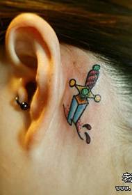 orecchio della ragazza un piccolo modello di tatuaggio pugnale