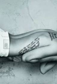 Међународна звијезда тетоваже Меган Фок на полеђини црне енглеске слике тетоважа