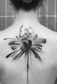 rug tattoo vroulike meisie op die agterkant van die swart blom tatoeëermerk