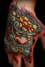 färg fascinerande kran som en tatuering på baksidan av handen