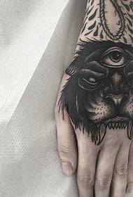 สีดำที่ด้านหลังมือ Gray Totem Tattoo Tattoo เป็นรูปแบบที่ค่อนข้างสูง