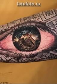 Dekorace obrněné egyptské pyramidy s realistickým vzorem tetování očí
