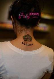 foto di bellezza fresca corona posteriore collo tatuaggio