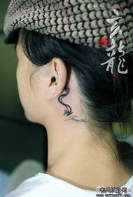 Girls 'ear trend klassieke duiwel stert tatoeëerpatroon