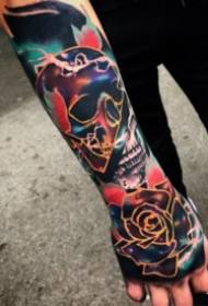 реалистичный цвет реалистичная татуировка работает на тыльной стороне ладони