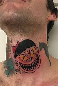 një model tatuazhi i personalizuar në qafën e një burri