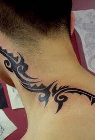 Jungen Hals schöne klassische Totem Tattoo Bild