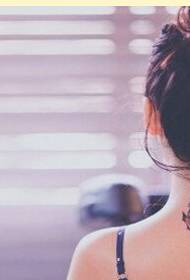 immagine del modello del tatuaggio del gufo di bell'aspetto di modo del collo della ragazza