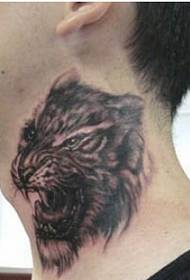 Személyiség európai és amerikai fiú nyakán uralkodó tigris fej tetoválás mintázatú képek