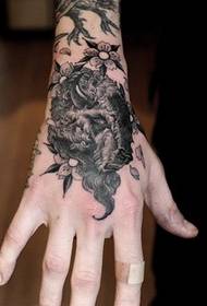 meisje hand terug prachtige totem tattoo figuer