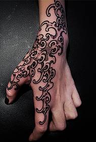 hånd tilbage bølge tatovering mønster
