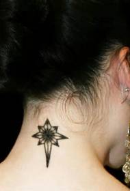 el coll de les nenes després de la petita imatge del tatuatge tòtem a la fresca