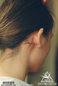 mali uzorak tetovaže za potpis iza uha