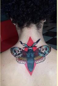 immagine di spinta del modello del tatuaggio del lepidottero del cranio di personalità del collo delle donne di modo