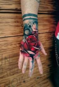 8 manos en la parte posterior de las coloridas y realistas obras de tatuajes de rosas