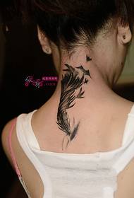 foto tatuaggio ragazza collo pipistrello piuma