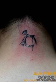 modello tatuaggio piccolo collo lettera C diamante carino