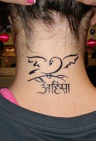 nek kleine en mooie Sanskriet-tatoeage
