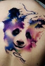 Tetovirana leđa djevojka na poleđini obojene slike panda tetovaža
